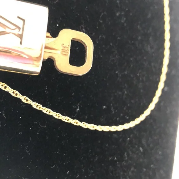 Gold LV Padlock 🔐 - Picture 7 of 9